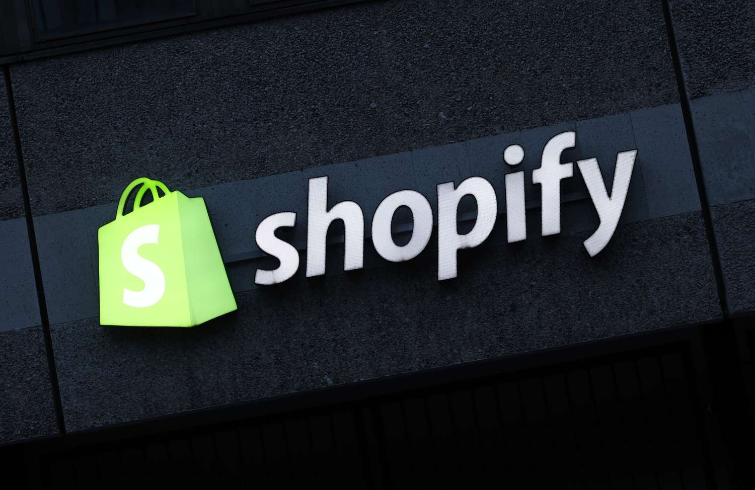 Shopify Stock Sinks on Disappointing Guidance [Video]