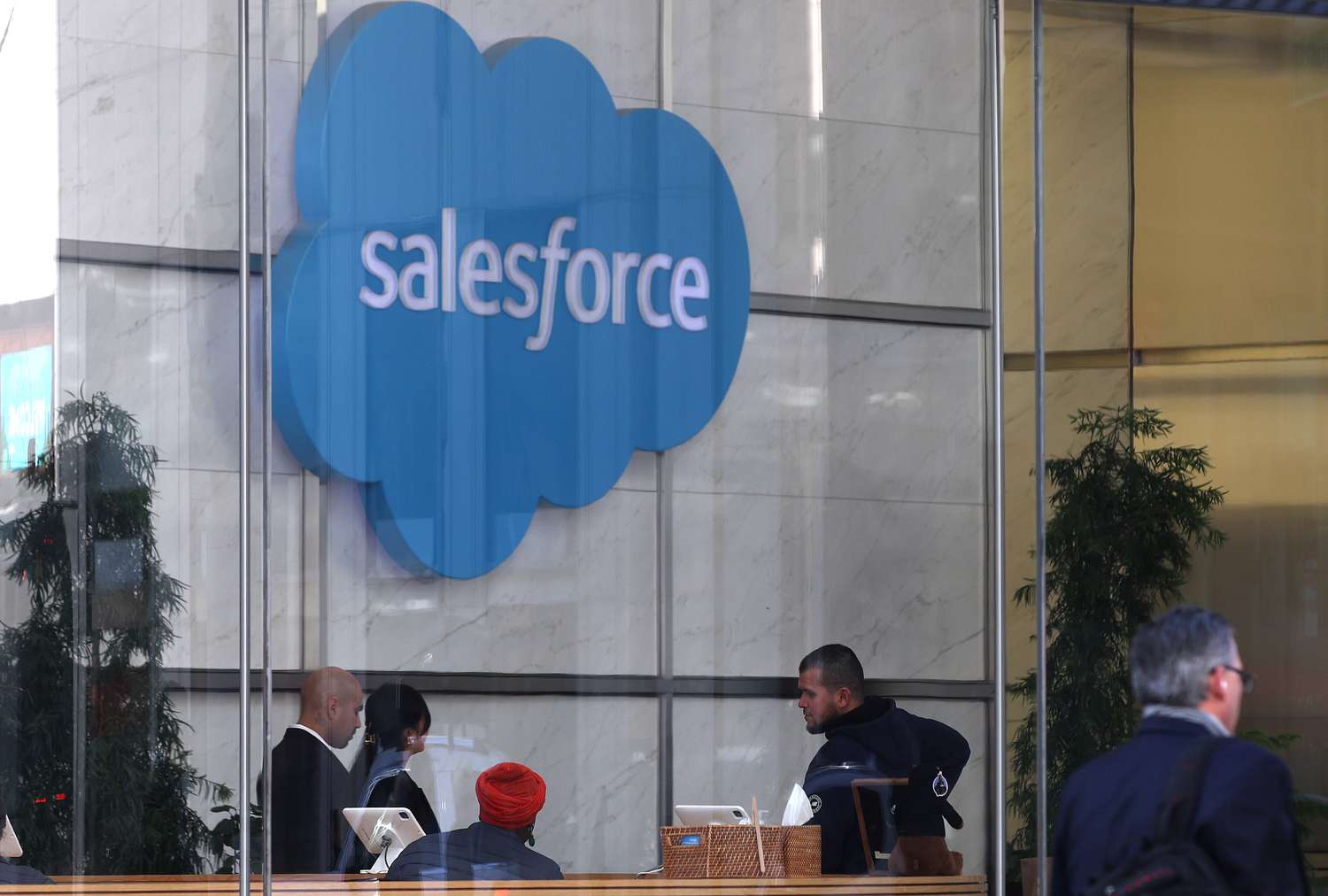Salesforce Stock Sinks on Revenue Miss, Weak Outlook [Video]