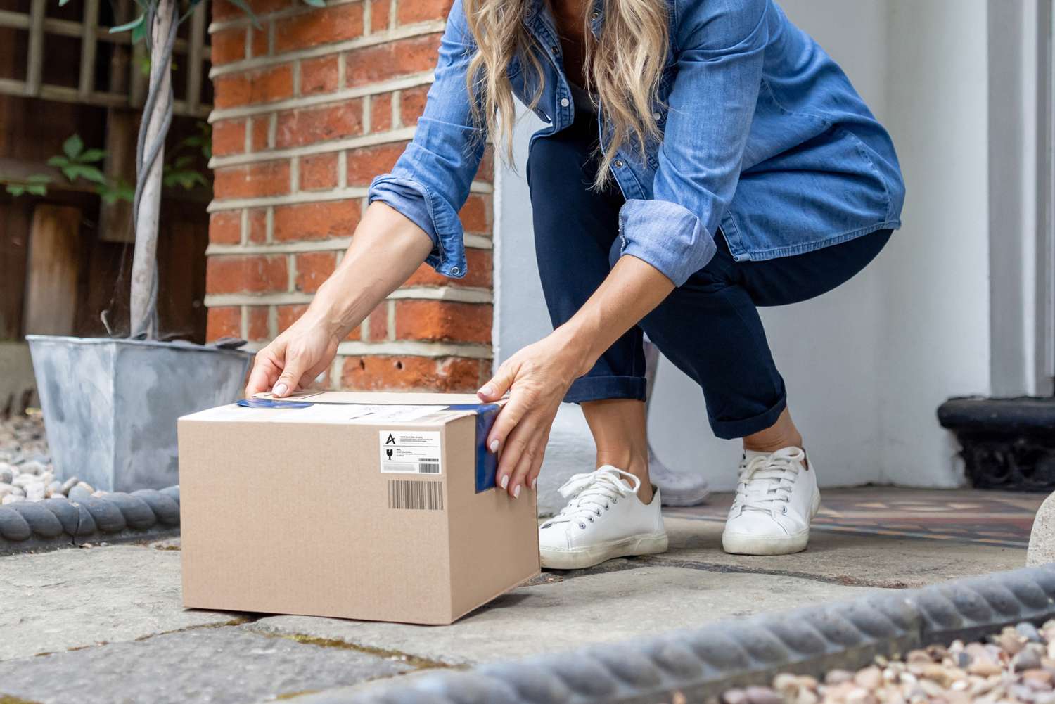 Woman Sends Online Order to Old Address, New Homeowner Denies Receiving Package [Video]